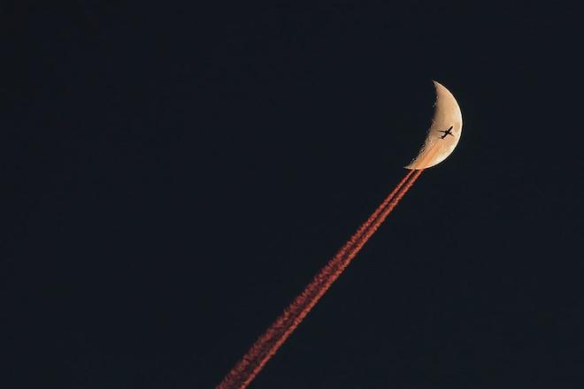 «Кровавый след» и молодой месяц: случайная суперпозиция самолета и Луны