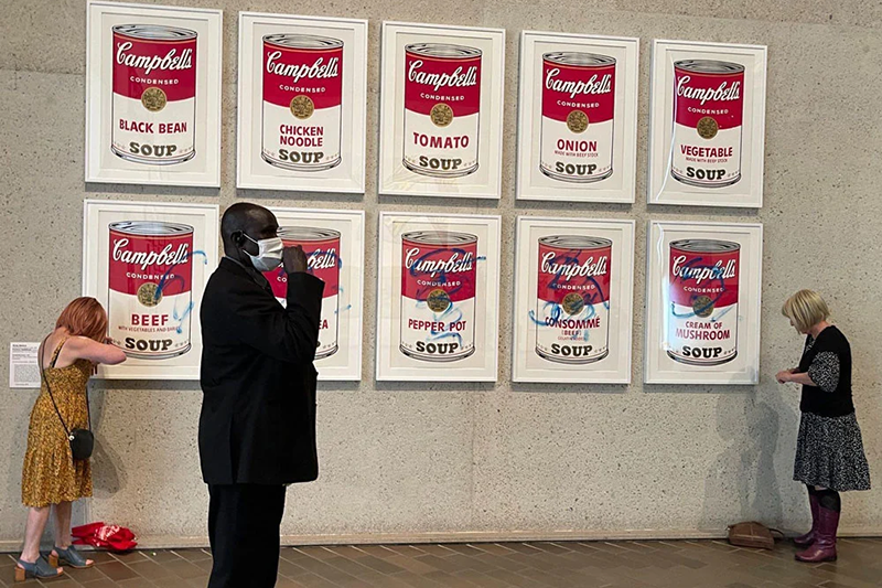 В Национальной галерее Австралии экоактивистки приклеили себя к знаменитым «Банкам с супом Кэмпбелл» Энди Уорхола