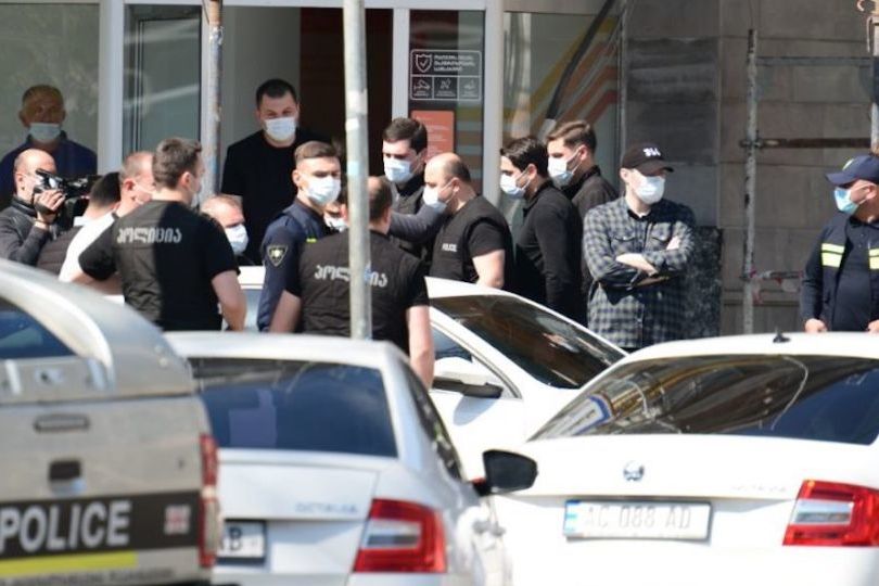 Обошлось без жертв: в Тбилиси задержали мужчину, захватившего заложников в филиале «Банка Грузии»
