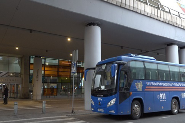 Прибывшие в Армению пассажиры из РФ перевезены в места изоляции на автобусах МЧС