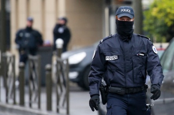 В Париже нейтрализовали мужчину, угрожавшего полицейским двумя ножами