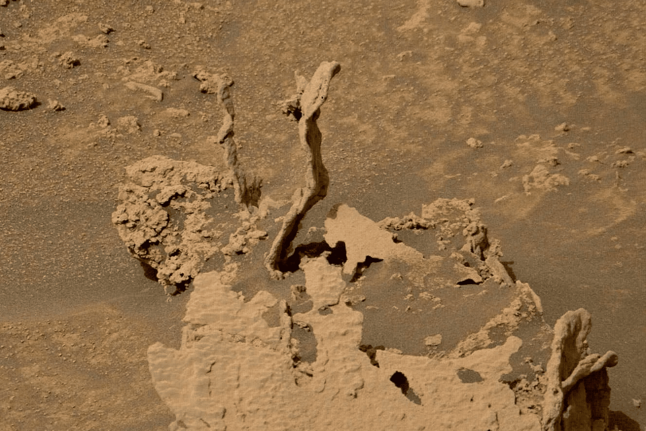 Марсоход Curiosity снова поделился интересной фотографией необычного объекта Красной планеты