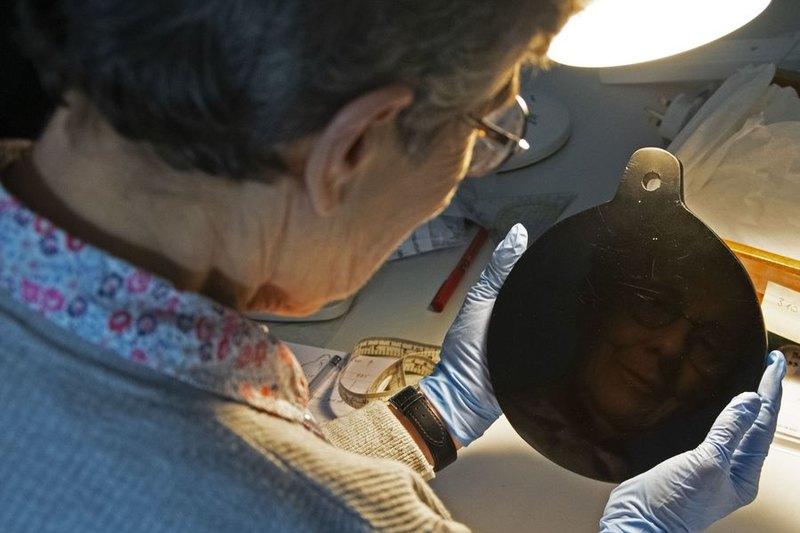 Уникальный артефакт: группа ученых исследовала древнее обсидиановое зеркало из Британского музея