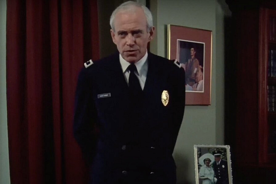 Скончался актер Джордж Робертсон, сыгравший комиссара Херста в первых шести эпизодах «Полицейской академии»