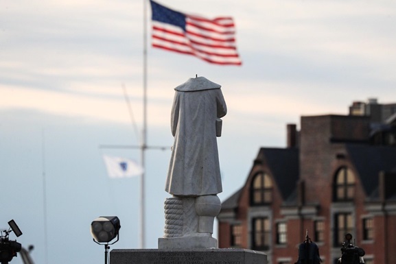 В США массово оскверняют памятники Колумбу: вандалы считают, что первооткрыватель Америки символизирует «расизм и геноцид»