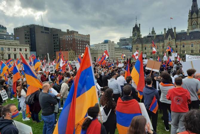 Армянская диаспора провела мощную акцию протеста в разных районах Канады, требуя признать независимость Арцаха