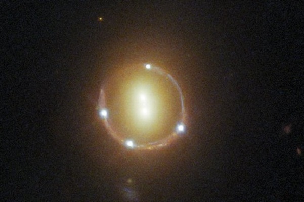 Редкое явление: телескоп «Хаббл» запечатлел кольцо Эйнштейна в дальних глубинах космоса