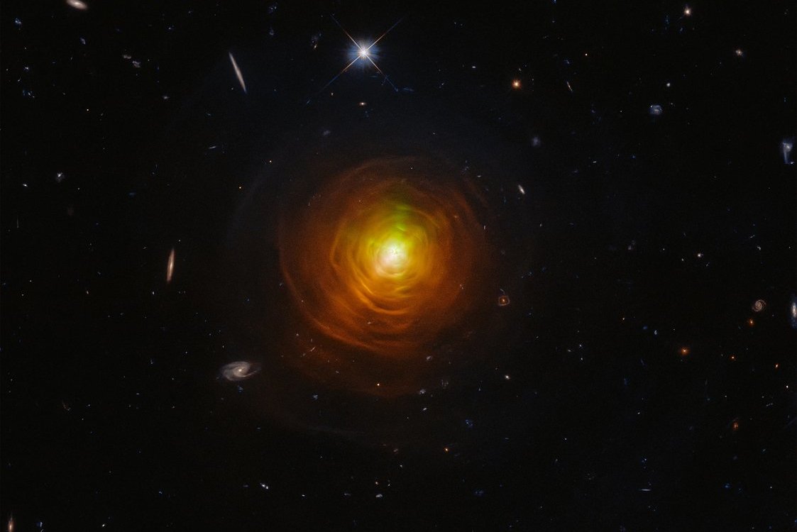 Космическая красота: «Хаббл» сделал завораживающий снимок оранжевой углеродной звезды