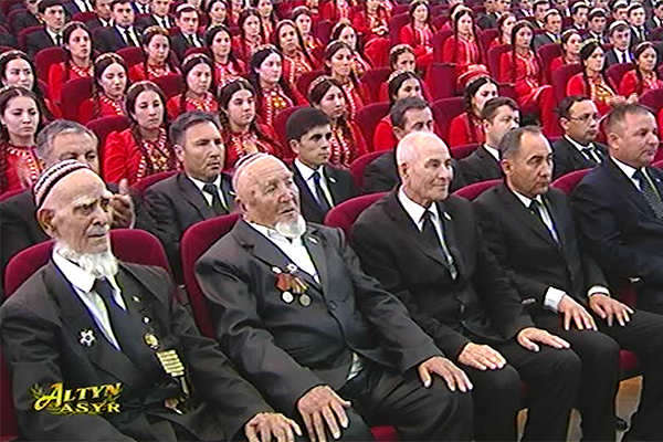 Туркменских ветеранов Второй мировой обязали сдать деньги на подарки, которые им будут вручены от имени президента страны