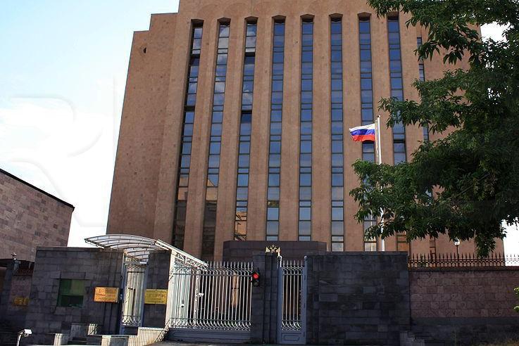 Посольство России призывает своих граждан срочно покинуть Армению