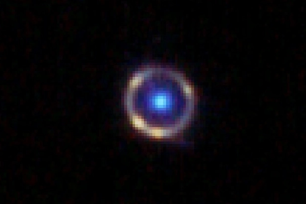 Благодаря кольцу Эйнштейна: телескоп Уэбба сделал снимок очень далекой галактики