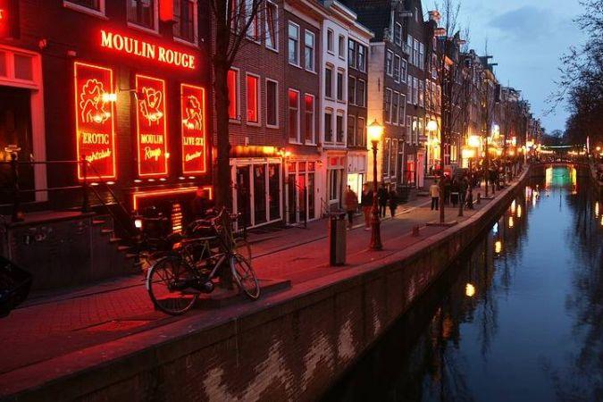 Власти Амстердама перестанут пускать экскурсии в квартал красных фонарей с 2020 года