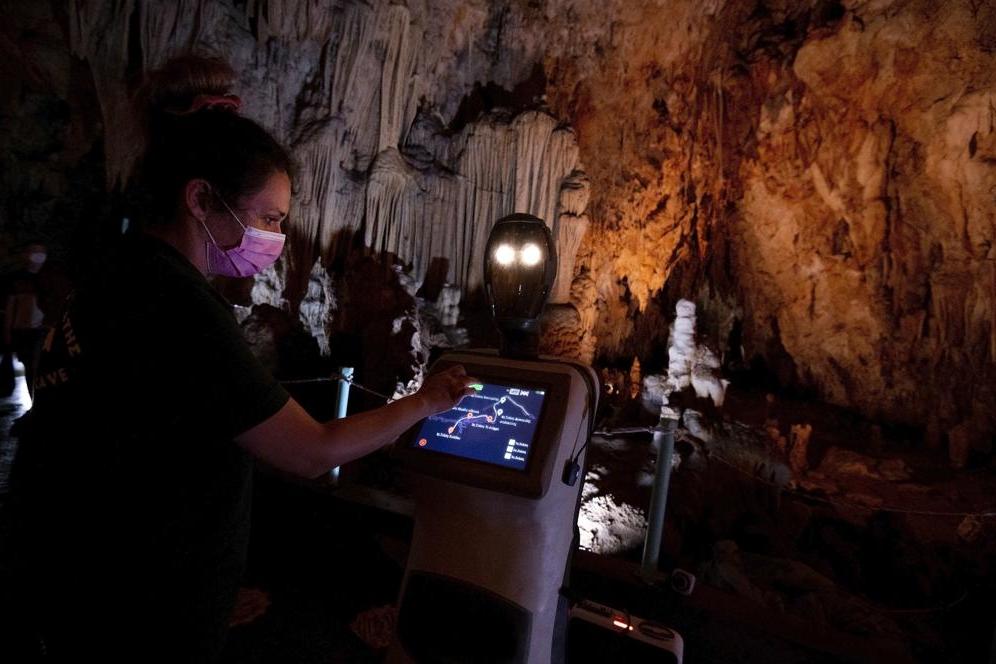 В греческой пещере запустили робота-экскурсовода по имени Персефона: туристы в восторге