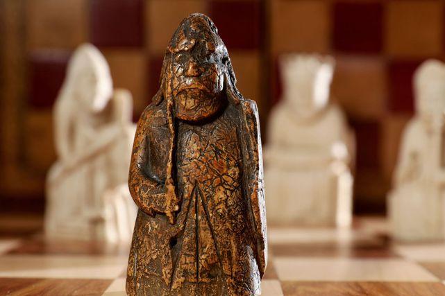 Найдена фигура из знаменитого шахматного набора викингов: владельцы не подозревали, что настолько ценная вещь хранилась в доме в течение 50 лет