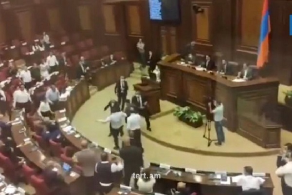 Депутаты от блока «Армения» Назарян и Сагателян получили травмы во время потасовки в парламенте