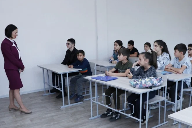 2784 насильственно перемещенных из Арцаха детей приняты в школы Армении