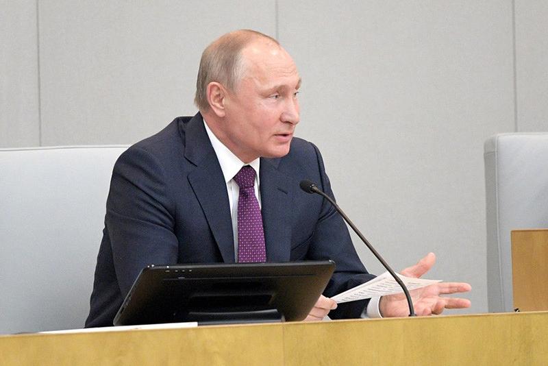 Маразм мягчает: Путин предложил декриминализировать статью, по которой судят за лайки и репосты. Но расслабляться рано