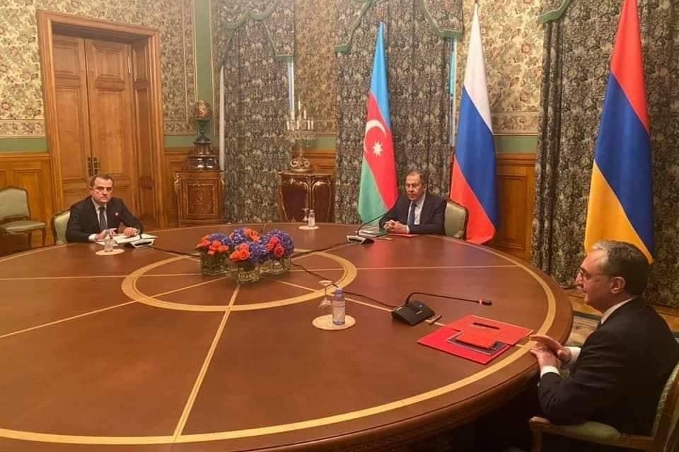  Через несколько минут начнется трансляция публичной части московских переговоров глав МИД Армении и Азербайджана