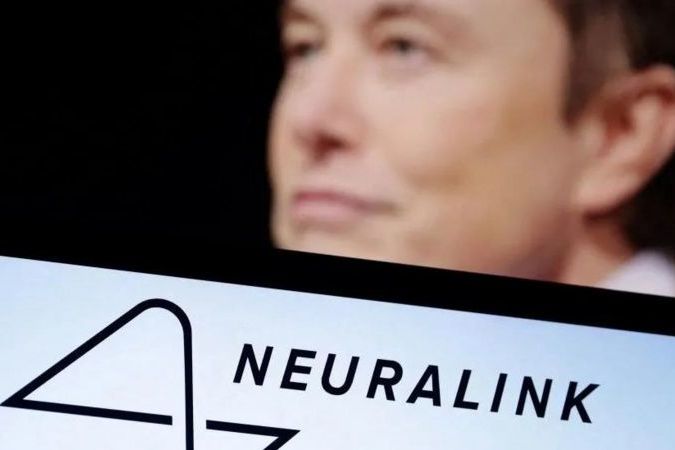 Илон Маск объявил, что его компания Neuralink впервые успешно вживила беспроводной чип в мозг человека