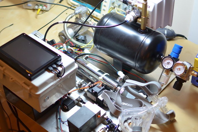 Инженер-робототехник создал простую модель аппарта ИВЛ, работающую под управлением одноплатного микрокомпьютера Raspberry Pi