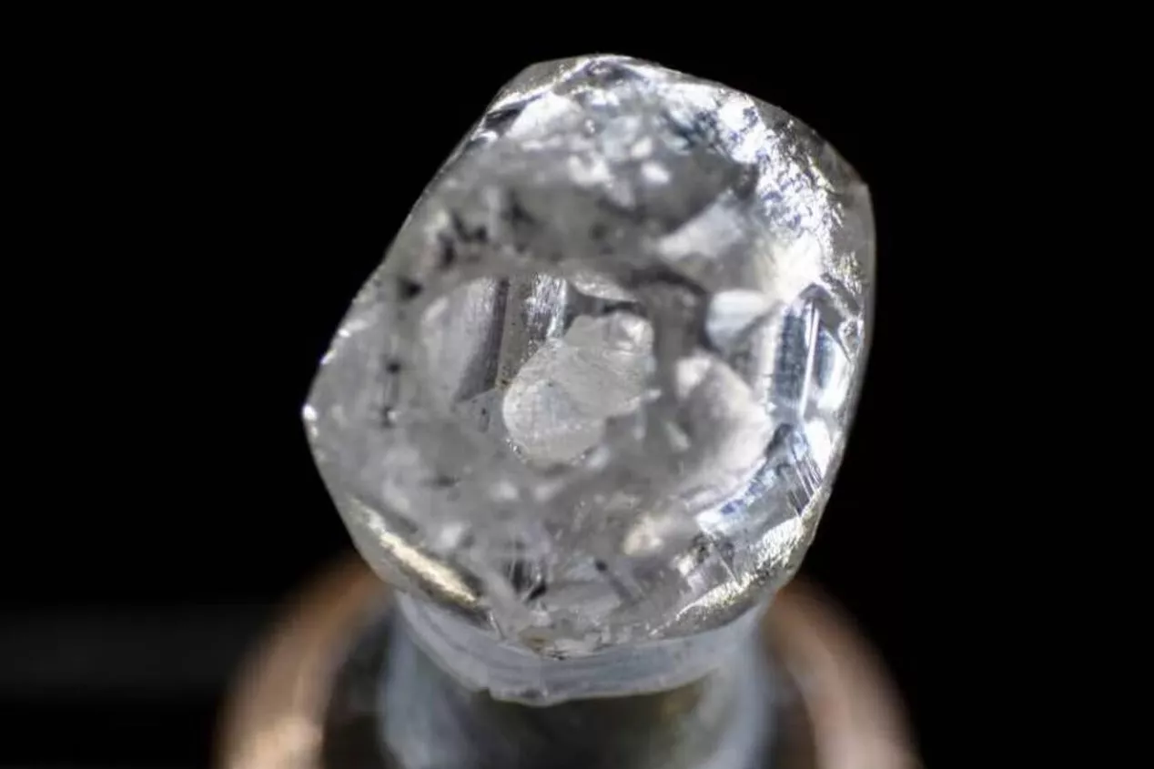 В Индии нашли редчайший алмаз, внутри которого свободно перемещается еще один камень