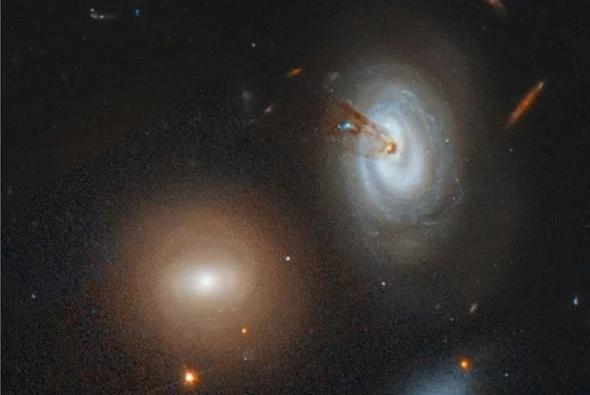 Аппарат NASA сделал снимок гибнущей галактики, извергающей поток газообразного водорода в космос