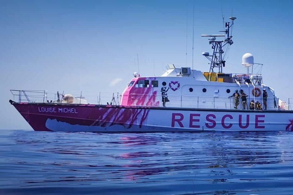 Бэнкси купил судно для спасения мигрантов, которые пытаются добраться из Северной Африки в Европу