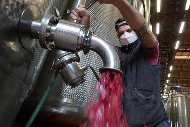 Не сумев продать докризисные объемы своей продукции, итальянские виноделы предлагают сделать из оставшегося вина санитайзер
