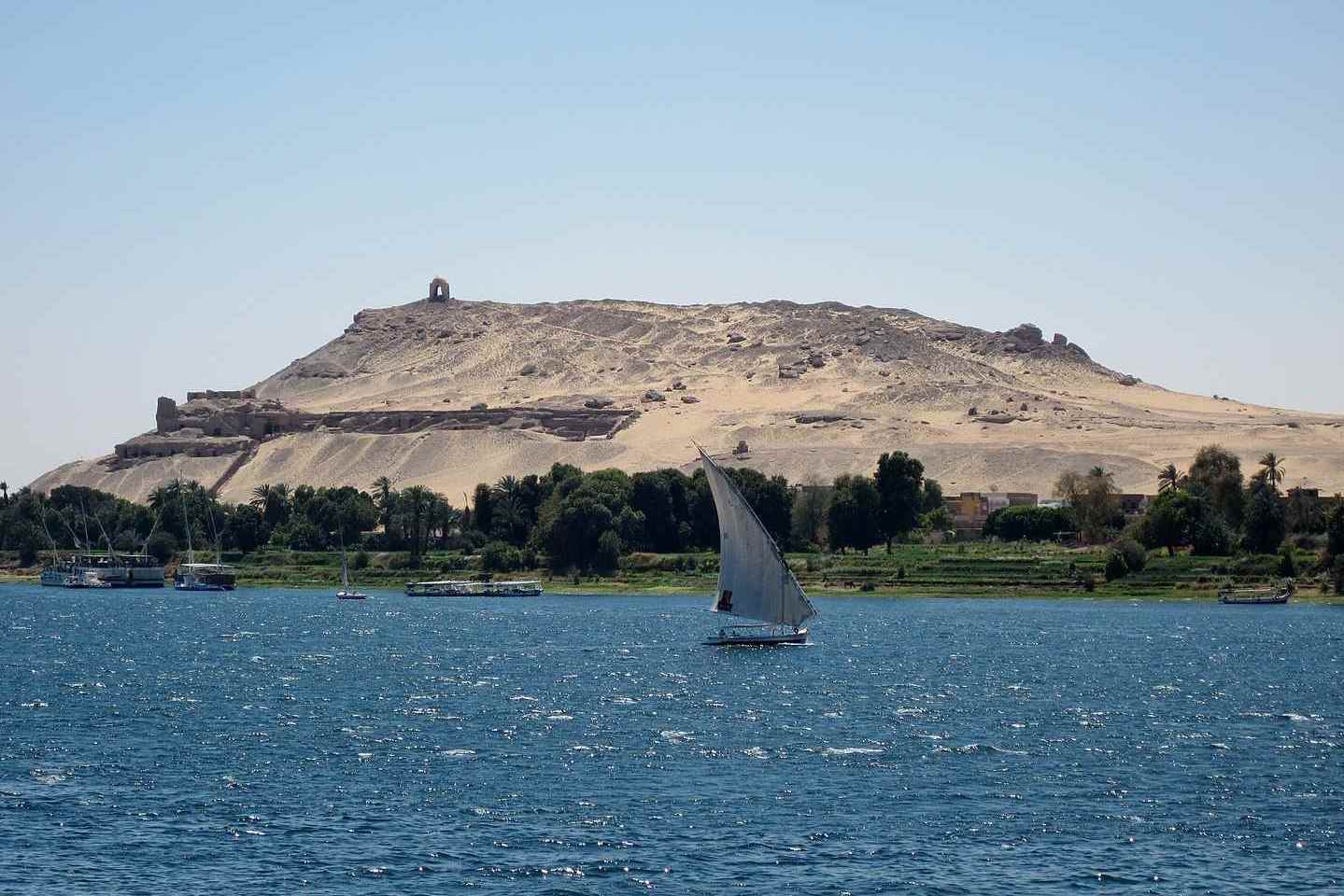Археологи нашли на берегу Нила усыпальницу периода Среднего царства, ориентированную по зимнему и летнему солнцестояниям
