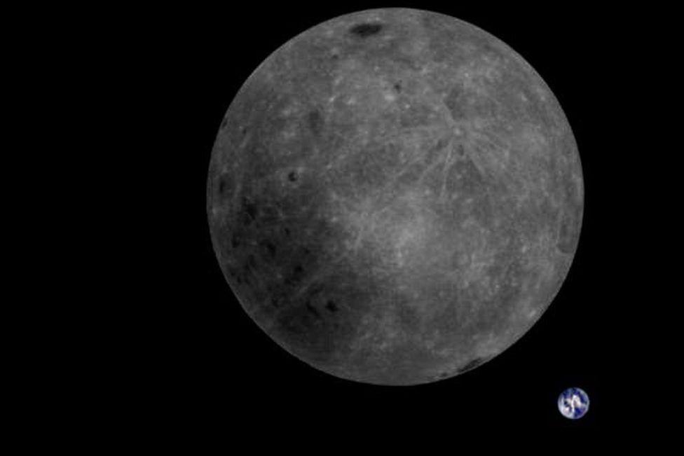 Как выглядит темная сторона Луны на фоне Земли: уникальное фото 