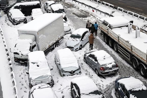 «Осадки стихийного бедствия»: аномальные снегопады парализовали Стамбул