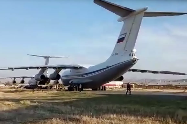 В Карабах вылетели еще три самолета с российскими миротворцами