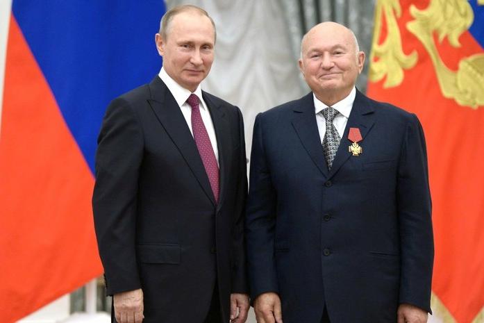 Путин распорядился увековечить память Лужкова