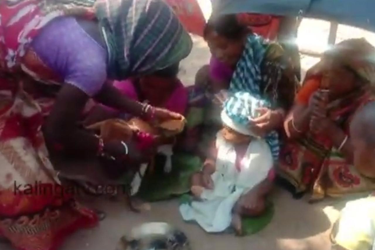 Чтобы «отпугнуть злых духов»: в Индии годовалого ребенка женили на… собаке