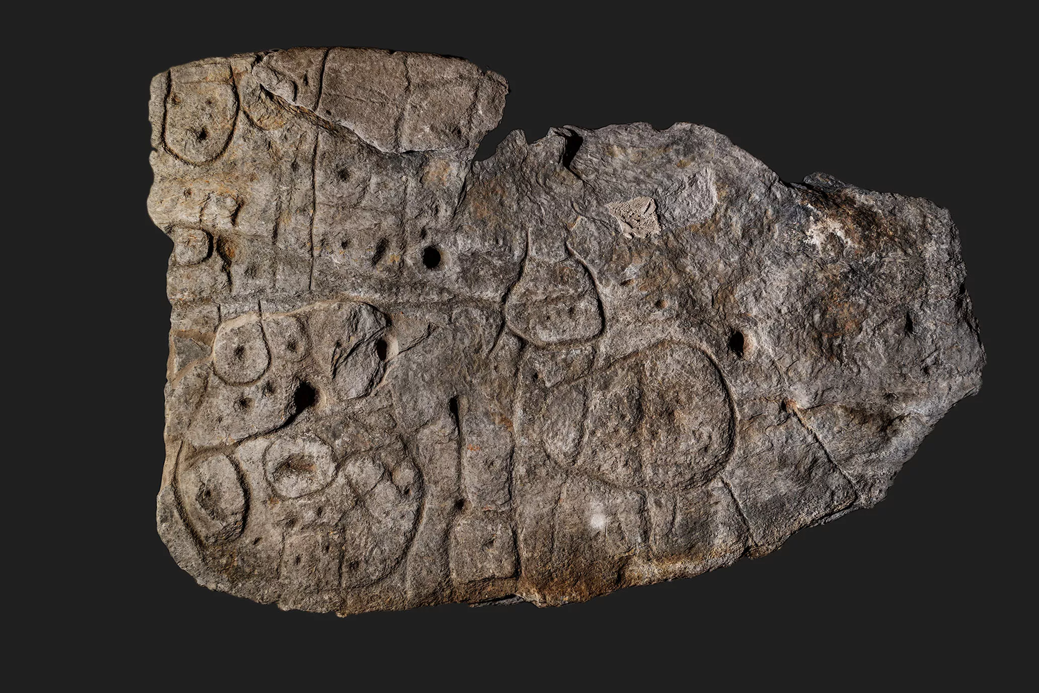 Забытая на более чем 100 лет каменная плита с замысловатой резьбой оказалась старейшей картой в Европе