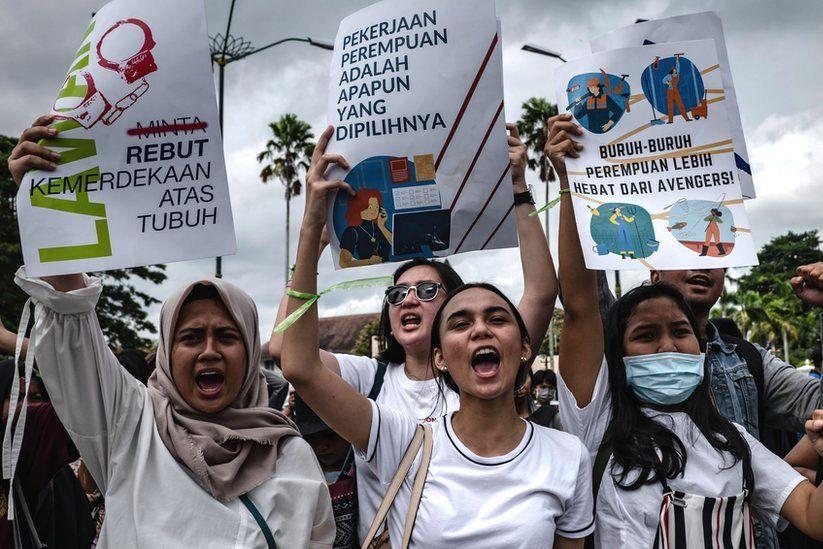 Несмотря на коронавирус: Международный женский день во многих странах мира был отмечен протестами против дискриминации женщин