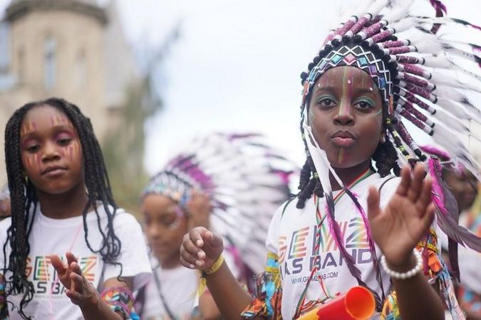 День в фотографиях: на улицы Лондона впервые с 2019 года вернулся легендарный Ноттингхилльский карнавал
