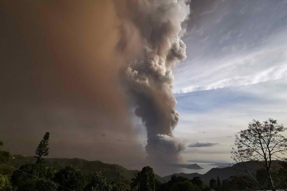 Извержение вулкана на Филиппинах: Тааль выпустил столб пепла высотой 1 км