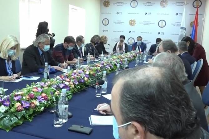 Омбудсмен Армении представил членам парламентской делегацией Франции конкретные примеры зверств Азербайджана