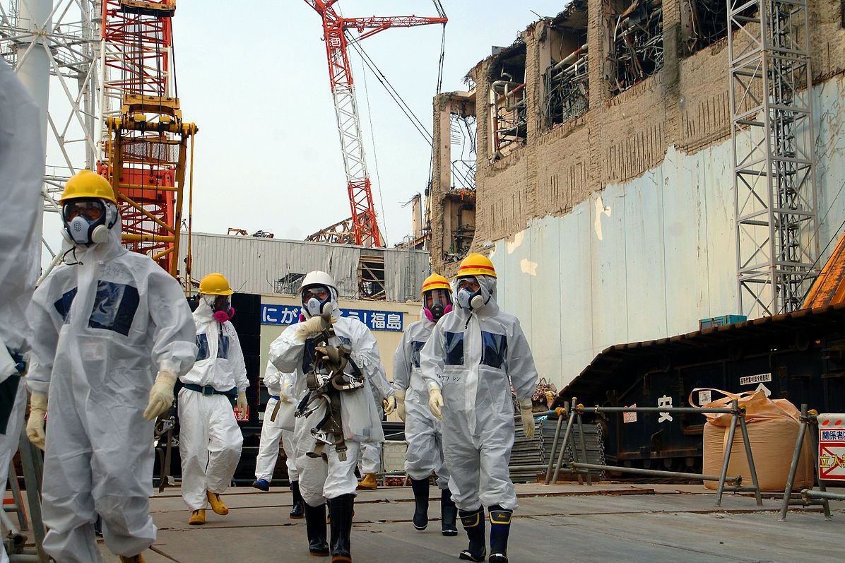 Радиоактивную воду с Фукусимы все же решили сбросить в океан, положив конец многолетним дискуссиям
