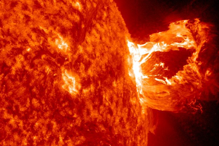 За последние недели на Солнце произошла серия гигантских извержений плазмы, и впереди могут быть не менее мощные вспышки
