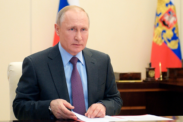 Путин поручил поддержать медиков и тяжелобольных, обеспечить горячее питание в школах