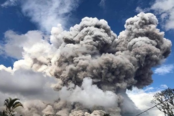 Второе извержение за последние три дня: на острове Суматра вулкан Синабунг выбросил в небо гигантское облако пепла