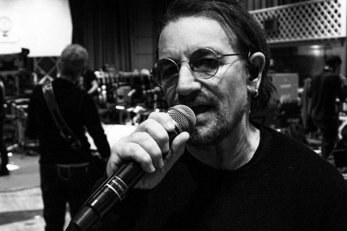 В свой день рождения лидер U2 Боно поделился списком песен, которые спасли ему жизнь