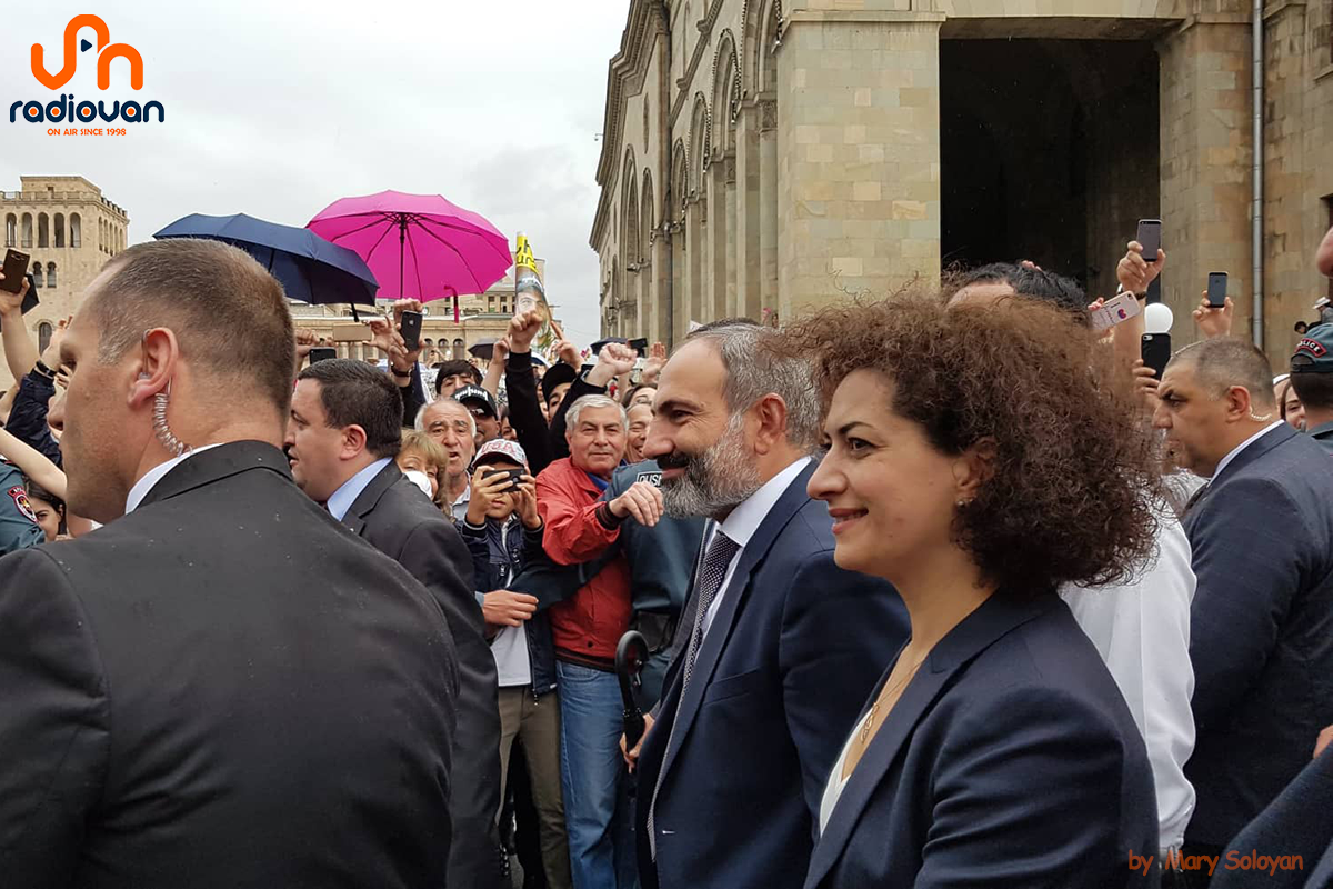 «Կեցցենք մենք և մեր երեխաները, որ արդեն իսկ ապրում են ազատ և երջանիկ Հայաստանում». նորընտիր վարչապետը միացավ Հանրապետության հրապարակում հաղթանակը տոնող քաղաքացիներին