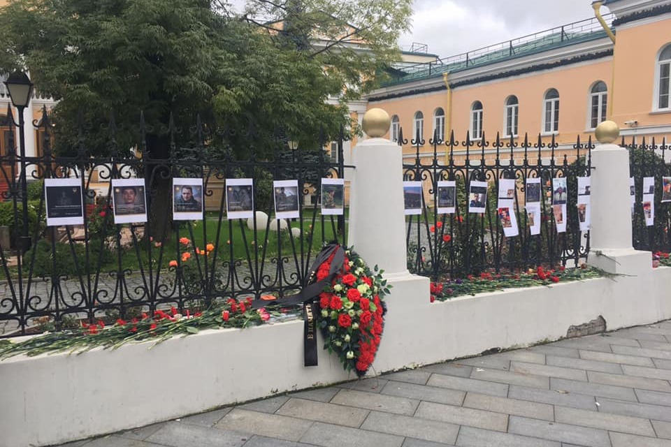 Люди несут цветы к посольству Армении в Москве