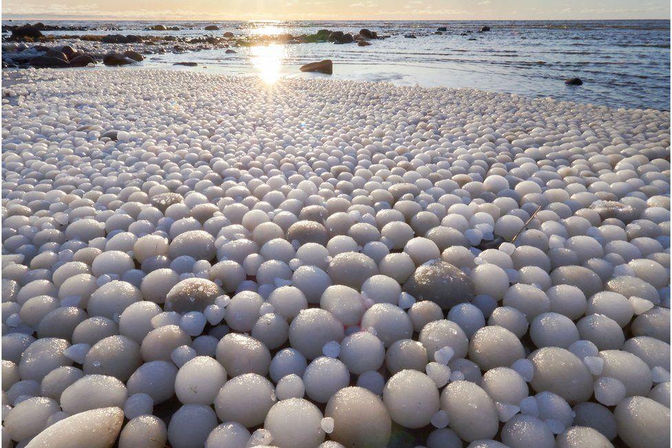 Очень редкое природное явление: финские пляжи засыпало ледяными яйцами